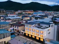 Shangri-La Songwu • Secret Garden Designer Oxygen Homestay (Dukezong Ancient City) Hotel dekat Bandara Shangri La