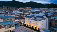 Shangri-La Songwu • Secret Garden Designer Oxygen Homestay (Dukezong Ancient City)