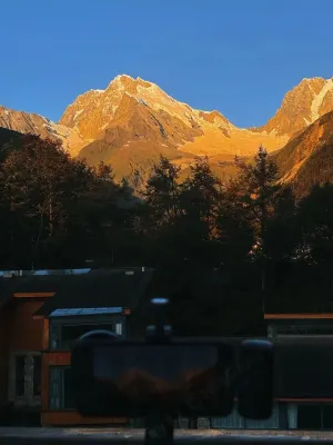 Wen Ruo Gongga No.1 Scenic Courtyard