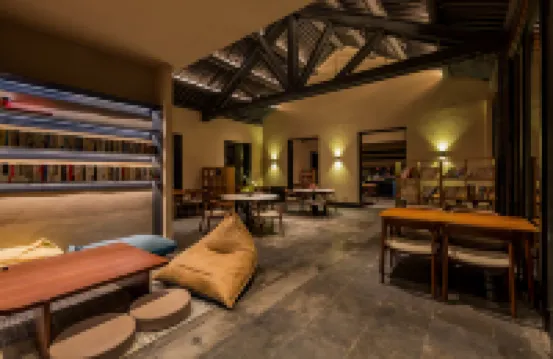 โรงแรม ฮอลิเดย์ เซียวทัง อี้เปียว น้ำพุร้อน