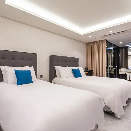 Sweet May Seogwipo Hotel Отели рядом с достопримечательностью «Парк развлечений Seri World»