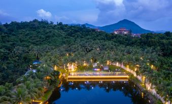 Small overseas Chinese coconut forest secret tent camp