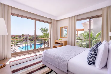 JAZ Little Venice Golf Resort Отели в г. Ataqah