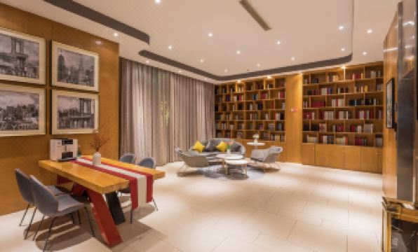 Starway Hotel (Huzhou Wuyue Plaza Taihu Road)