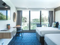Paradise Resort Gold Coast Hotels near SkyPoint Climb