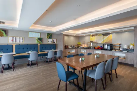 Homeinn Selected Hotel (Nanjing Xinjiekou Chaotian PalaceSubway Station) Отели рядом с достопримечательностью «Nanjing Normal University Suiyuan Campus Multiple-use Gymnasium»