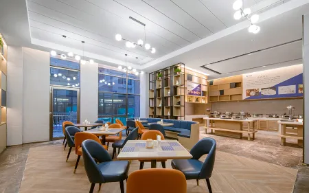 Kyriad Hotel (Fuyang Linquan Chenghuang Temple) Отели рядом с достопримечательностью «Linquan Magic Zoo»