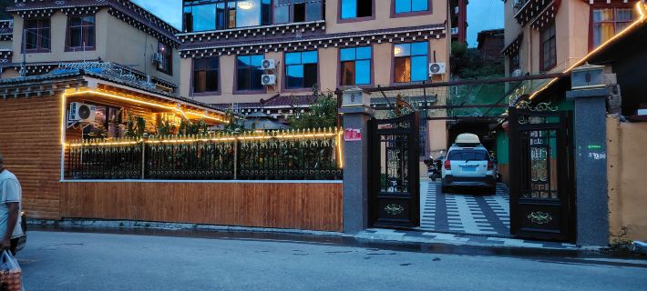 Roblin Bar Hot Springs Hotels in Batang