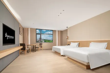 Qiyue Hotel (Yinchuan High-Speed Railway Station) Отели рядом с достопримечательностью «Chengtian Temple Pagoda»