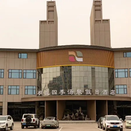 Tongqiu Four Seasons Hot Spring Holiday Hotel