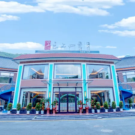 Yunshang Siji Hotel (LaiShui Yeshanpo Baihugua Scenic Spot)