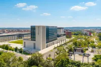 Vienna International Hotel lassic Edition Sichuan College of Electronic and Mechanical Engineering - parking