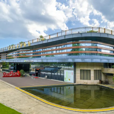 Minggu Spa & Club