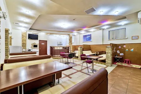 берисон худякова Отели рядом с достопримечательностью «Комитет Земельных и Имущественных Отношений»