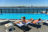 DoubleTree by Hilton Perth Waterfront - Pools