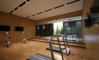 The room is equipped with an exercise bike and treadmills in the center at Insio Hotel (Shenzhen Shekou Maritime World)