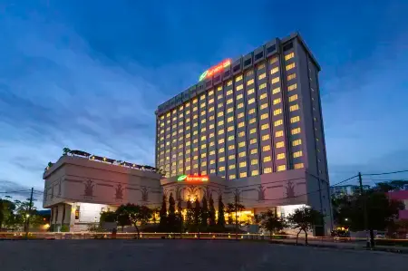 Bayview Hotel Langkawi Отели рядом с достопримечательностью «Wat Koh Wanararm Langkawi»