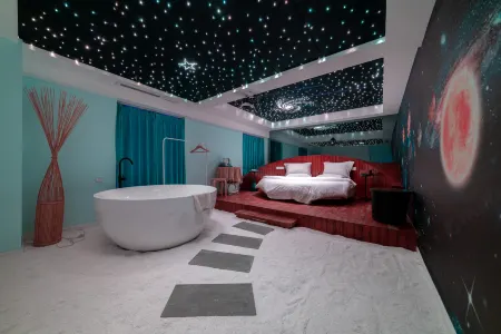 V Theme Theater Hotel  (Chongqing University Town Xijie) Отели рядом с достопримечательностью «Daxue Chenghuaban Park»