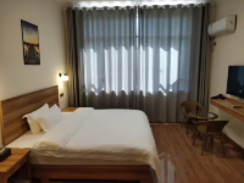 Yangshuojiangbian Inn