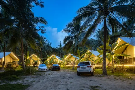 Small overseas Chinese coconut forest secret tent camp