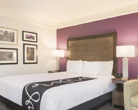 La Quinta Inn & Suites by Wyndham Atlanta Perimeter Medical Hotels in Fulton County