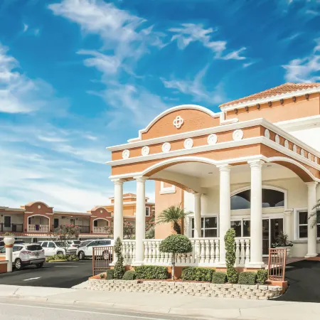 La Quinta Inn & Suites by Wyndham Oceanfront Daytona Beach Отели рядом с достопримечательностью «Выставочный и конгресс-центр Ocean Center»