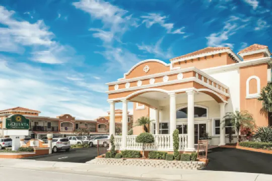 La Quinta Inn & Suites by Wyndham Oceanfront Daytona Beach Hotel berhampiran Pusat Ocean