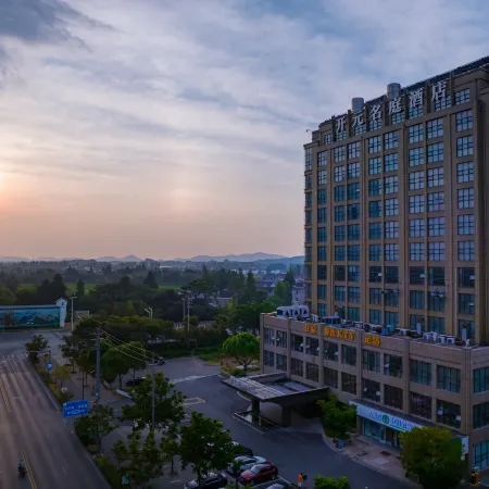 Haining Yuanhua Maison New Century Hotel