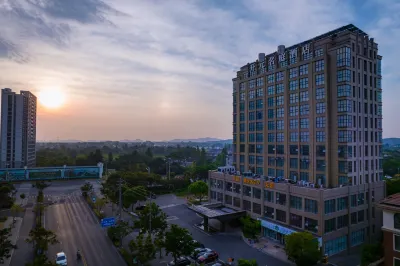 Haining Yuanhua Maison New Century Hotel Hôtels à proximité de : Former Residence of Jin Yong