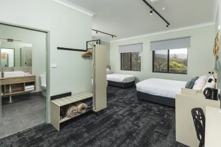 Nightcap at Atherton Hotel Отели рядом с достопримечательностью «Artistree Gallery»