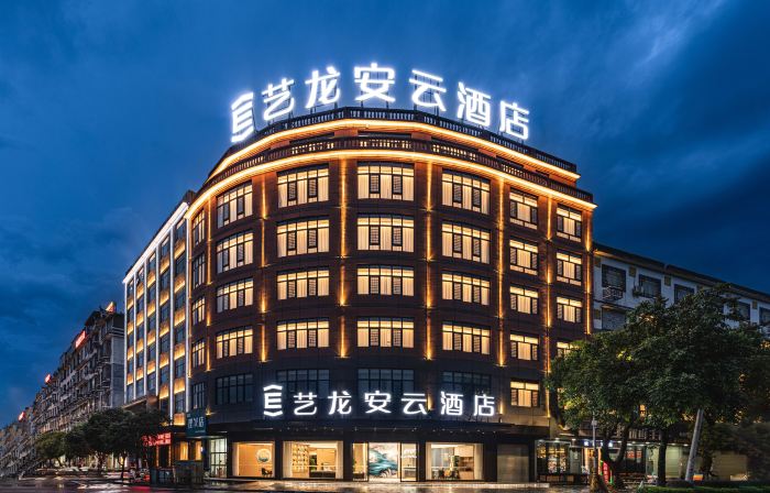 Elong Anyun Hotel（Fuchuan Park Building Ethnic Culture Square Branch）