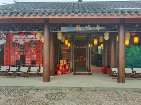 Quemingchun Capsule Homestay Отели в г. Чжаопин