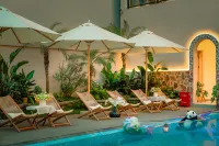 Panda's Home Private Hot Spring Cinema Hotel - Rooftop Pools