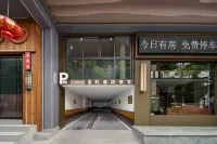Fenghuang Jinli Haoting Grand Hotel (Fenghuang Ancient Town Scenic Area) - parking