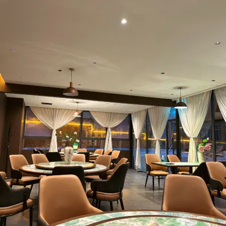 Heishui Four Seasons Holiday Hotel