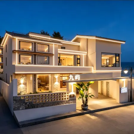 DaLi Jiuyu · Seaside and Mountain View at Dusk · Courtyard Vacation Boutique Stay (Erhai Lake)