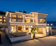 DaLi Jiuyu · Seaside and Mountain View at Dusk · Courtyard Vacation Boutique Stay (Erhai Lake) - Rooftop Pools