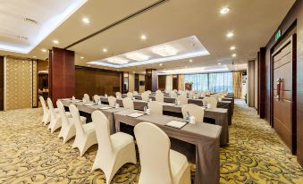 a large conference room with multiple rows of chairs arranged in a semicircle around a long table at Swan Hotel