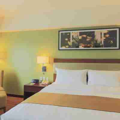 Holiday Inn & Suites Makati Rooms