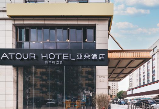 깔끔한 호텔 객실 내부 이미지