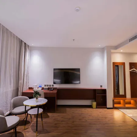 Elan Hotel (Dehui West Station Songbai Road Branch)