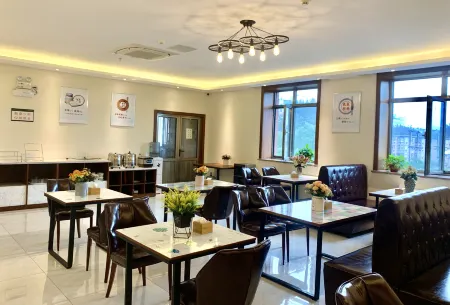 James Joyce Coffetel Hotel (Beijing Changping Dongguan Metro University Town) Отели рядом с достопримечательностью «Tank Museum»