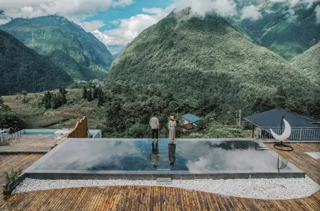 Lanshan · Baiyunli · Xueshan Xinglai Hot Springs Vacation Apartment (Hailuogou Glacier Forest Park) Отели рядом с достопримечательностью «Moxi Ancient Town»