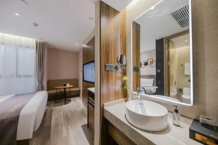 Homeinn Plus Hotel (Ma'anshan Wanda Plaza Mengniu Industrial Park) Отели рядом с достопримечательностью «Tangligong Qinglian Temple»