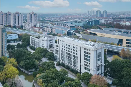 Cypress Garden Hotel Отели рядом с достопримечательностью «Shanghai University of Engineering Science Gymnasium»