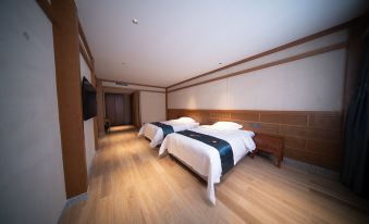 Changbai Mountain Guanyue Folk-Custom Hotel