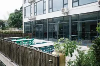 It's reported that you have a home stay on the rooftop