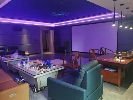 Qinzhou Yuehua Jiangyu Lake Hotel (Baishi Lake Park Wuyue Plaza) Отели рядом с достопримечательностью «Qinzhou University Xianghuiyuan Campus»