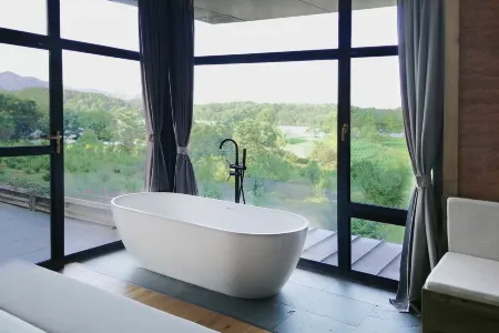 Acorn Tree Homestay Отели в г. Унин