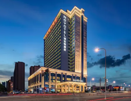 Novotel Jinniu Hotel Отели рядом с достопримечательностью «Tianqiao Gymnasium»